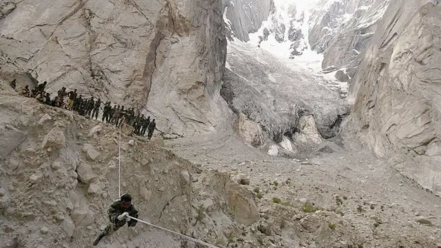 Una unidad pakistaní se entrena en las bases del glaciar