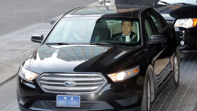 스티븐 비건 미 국무부 대북특별대표와 앨리슨 후커 백악관 국가안보회의(NSC) 한반도 보좌관이 탑승한 차량이 5일 오전 서울 종로구 포시즌스호텔을 나서고 있다.