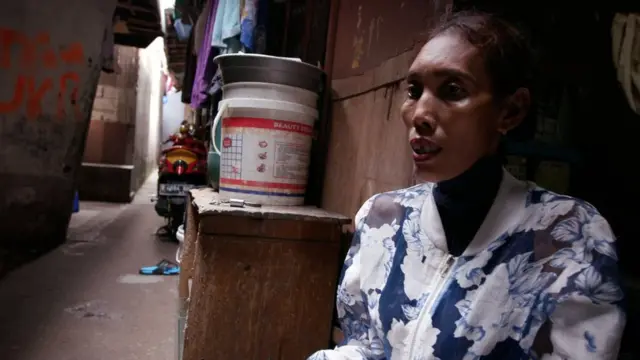 Menurut Emma Suela, Aisyah adalah 'gadis desa yang lugu dan rajin,' yang membuat bahkan anak majikanya jatuh cinta.