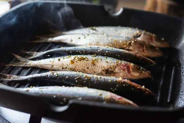 Unas sardinas en una barbacoa