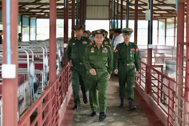လားရှိုးရောက်နေတဲ့ ဗ်ုလ်ချုပ်မှူးကြီး မင်းအောင်လှိုင် 
