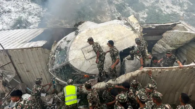 उद्धार गर्नका लागि ककपिटको सिसा फोड्ने प्रयास गरिएको थियो