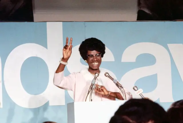 Shirley Chisholm au pupitre lors d'une conférence de presse en 1972. 