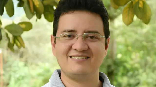 Retrato de Jonas Oliveira em área verde