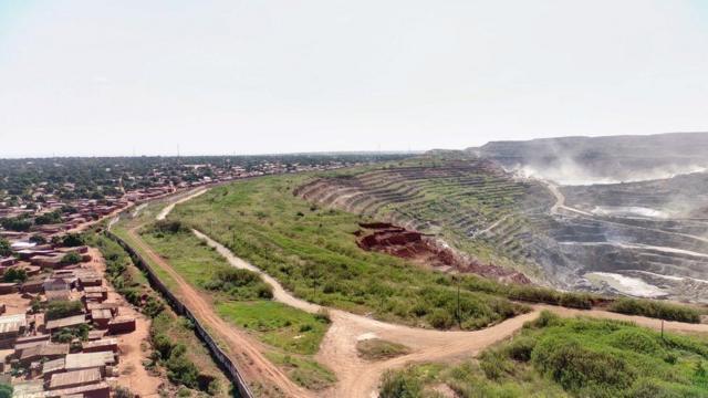 Vilarejo na fronteira com a mina a céu aberto de Ruashi