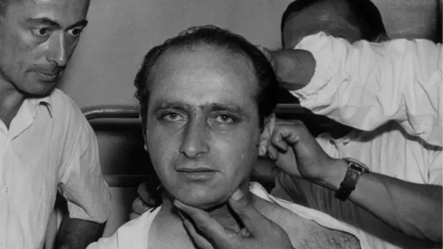 Врачи снимают шейный корсет Фанхио в сентябре 1952 года