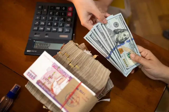 နိုင်ငံခြားငွေလဲလှယ်နှုန်းတွေကို သတ်မှတ်ပေါက်ဈေးအတိုင်းလဲရမယ်ဆိုတဲ့ ချုပ်ကိုင်တဲ့ စီးပွားရေးမူဝါဒ 