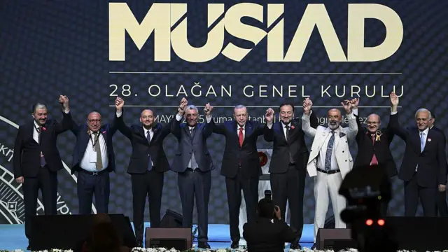 MÜSİAD genel kurulunda Cumhurbaşkanı Erdoğan, derneği eski genel başkanları ve yeni genel başkanıyla