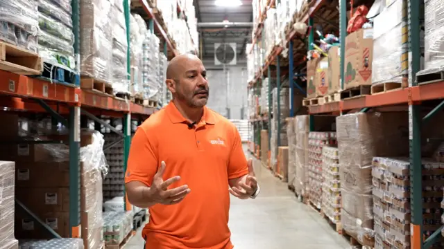 Paco Vélez, nos armazéns do banco de alimentos Feeding South Florida em Miami (EUA)