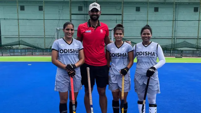 रूपिंदर पाल सिंह के साथ भारतीय महिला हॉकी खिलाड़ी.