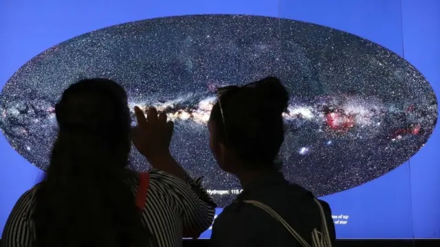 Astronomi meraklıları başkent Yeni Delhi'deki Nehru Gökevi'nde evreni inceliyor