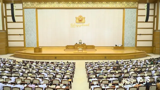 လွှတ်တော်ခန်းမထဲမှာ အစည်းအဝေးတက်နေတဲ့ ပြည်သူ့လွှတ်တော်ဥက္ကဋ္ဌနဲ့ လွှတ်တော်ကိုယ်စားလှယ်တွေ