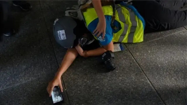 Một nhà báo bị tấn công trong một cuộc đụng độ giữa người biểu tình và cảnh sát ở Hong Kong hôm 29/9