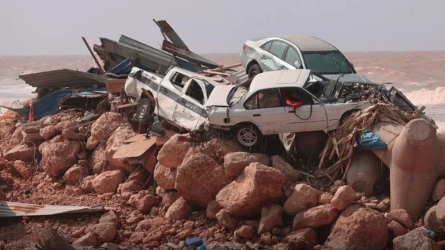 Carros amontoados após inundações