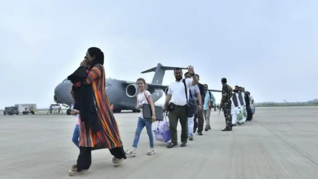 ਅਫ਼ਗਾਨ ਨਾਗਰਿਕਾਂ ਵਿੱਚ 20 ਤੋਂ ਵੱਧ ਸਿੱਖ ਵੀ ਮੌਜੂਦ ਹਨ।