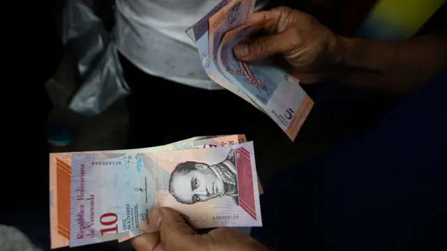 নজিরবিহীন মুদ্রাস্ফীতি সামাল দিতে প্রেসিডেন্ট নিকোলাস মাদুরো এ মাসে দেশের মুদ্রা পরিবর্তন করেন, কিন্তু তাতে হিতে বিপরীত হয়।