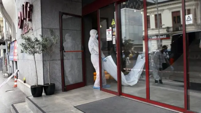 ماموران در حال خارج کردن جسد آقای منصوری از هتل هستند