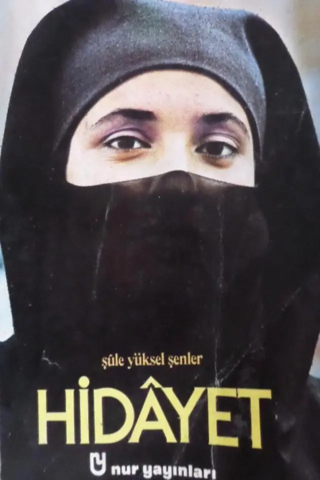 Şenler'in yazdığı kitaplardan bir olan 'Hidayet'in kapağı. Kapakpta siyah çarşaflı bir kadının yüzü görülüyor.