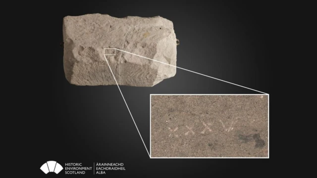 ภาพขยายสัญลักษณ์ค้นพบใหม่ที่อาจเป็นเลขโรมัน