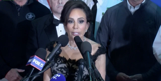 ABD Columbia Bölgesi Savcısı Jeanine Pirro, şüphelinin pazartesi yargılanmaya başlanacağını açıklıyor. Üzerinde siyah bir gece elbisesi var. Önünde FOX 5 mikrofonu uzatılmış.