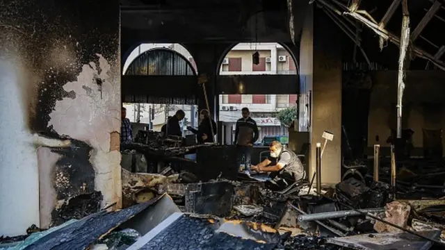 Protestocular bankaları ateşe verdi