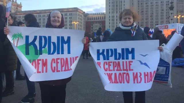 Участница митинга-концерта в честь аннексии Крыма