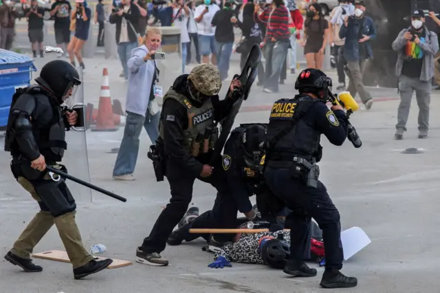 सुरक्षाकर्मीले लस एन्जलसमा कैयौँ मानिसहरूलाई पक्राउ गरेका छन् 