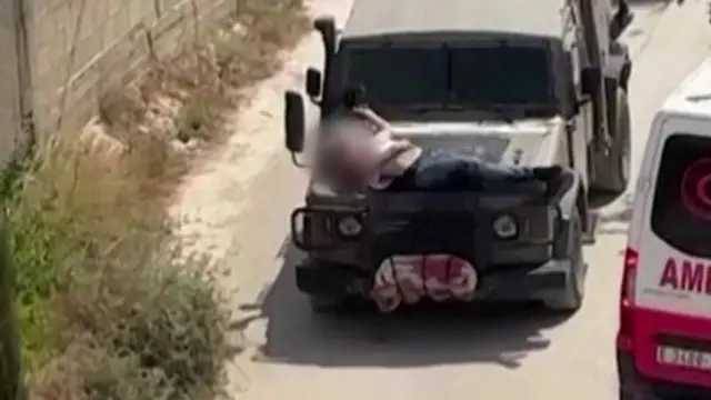 Video que muestra a un palestino atado al frente de un jeep