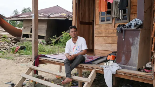 Suami Nurul, Basriadi, 30 tahun, bercerita kebun yang menjadi sumber utama mata pencaharian keluarganya kini telah hancur lebur.