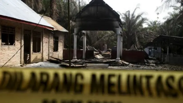 Gereja HKI Suka Makmur, Aceh Singkil yang telah dipasangi garis polisi setelah dibakar massa