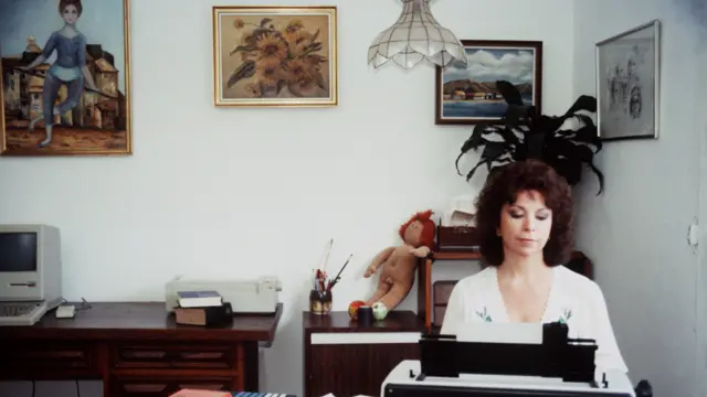 Isabel Allende en su casa de Caracas en 1985