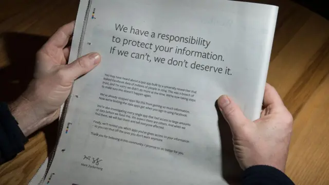 Una copia de un diario con el mensaje de Facebook