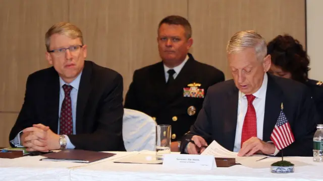 지난 3일 한미일 국방부 장관 회담에서 발언하는 미국 제임스 매티스 국방장관 (우)