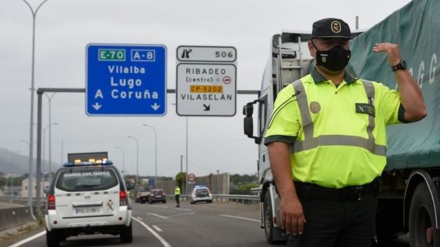 Une garde civile espagnole contrôle un poste de contrôle sur l'autoroute entre les régions de Galice et des Asturies à Ribadeo le 6 juillet 2020