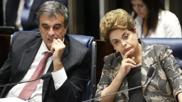 Dilma Rousseff e Eduardo Cardozo durante julgamento do impeachment no Senado