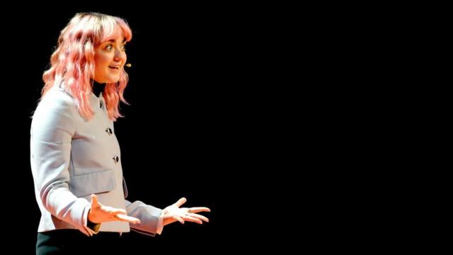 Maisie Williams en una charla TED