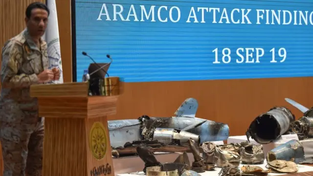 2019 की इस तस्वीर में सऊदी अरब के रक्षा मंत्रालय के प्रवक्ता तुर्की बिन सालेह अल-मलकी ने सऊदी तेल कंपनी के दो ठिकानों पर हमले के लिए ईरान को ज़िम्मेदार ठहराया.