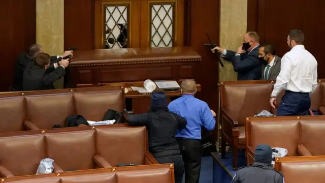 Policiais do Capitólio apontam armas contra um manifestantenovibet 50 bônusdentro do Senado