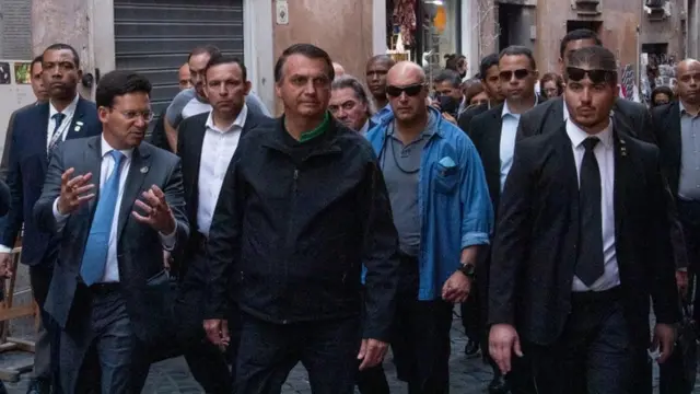 Bolsonaro caminha na rua rodeadoparaiba show apostasassessores e seguranças