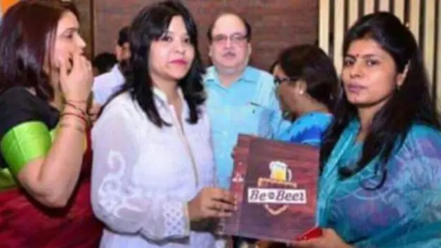 உத்தரப்பிரதேசம்: பீர் கடையை திறந்து வைத்த பெண் அமைச்சர்