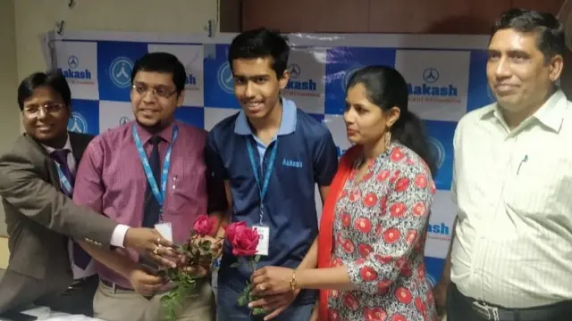 રાઘન સોમાણી (વચ્ચે)