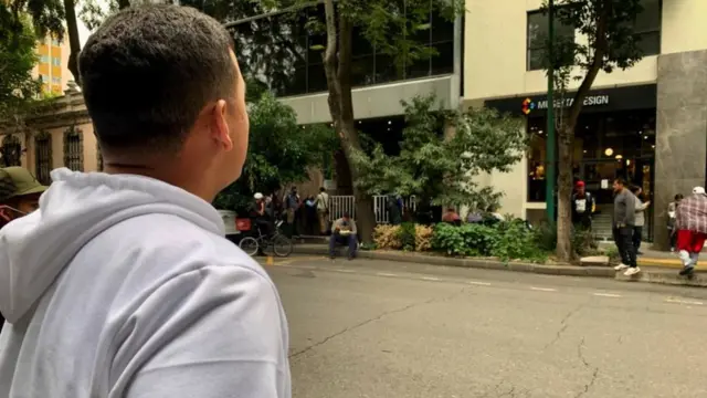 Adrián frente a la Comar