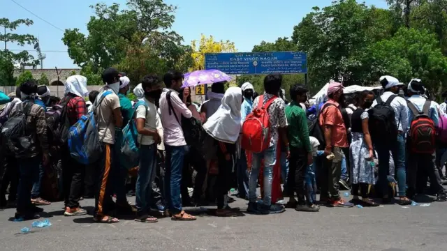 प्रवासी मज़दूरों का संकट: नौकरी छूट गई, भविष्य का पता नहीं, मानसिक स्वास्थ्य की चिंता किसको है?