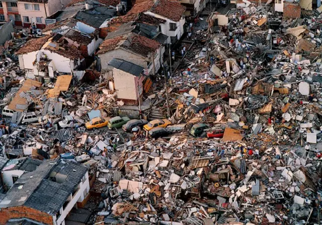 Vista de las ruinas de la localidad de Armenia tras el terremoto registrado en 1999.