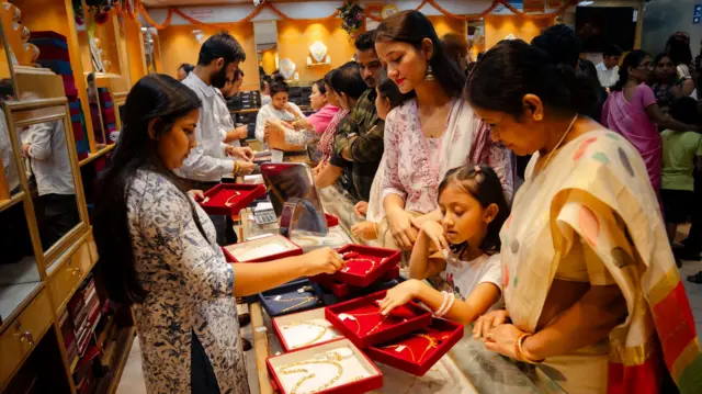 બીબીસી ગુજરાતી ગોલ્ડ સોનું ભાવ લંડન અમેરિકા બુલિયન માર્કેટ જ્વેલરી