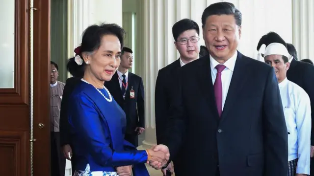 ၂၀၂၀ ခုနှစ်တုန်းက တရုတ်သမ္မတ ရှီကျင့်ဖျင်ရဲ့ နေပြည်တော်ခရီးစဥ်အတွင်းမှာ သမ္မတ ရှီနဲ့အတူ တွေ့ရတဲ့ နိုင်ငံတော်အတိုင်ပင်ခံပုဂ္ဂိုလ် ဒေါ်အောင်ဆန်းစုကြည် 