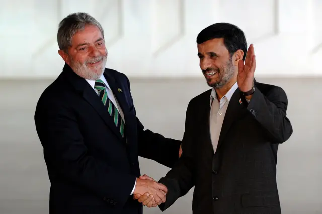 O presidente iraniano Mahmoud Ahmadinejad (à direita) e o presidente brasileiro Luiz Inácio Lula da Silva apertam as mãos durante um encontro no Palácio do Itamaraty, em Brasília, em 23 de novembro de 2009.