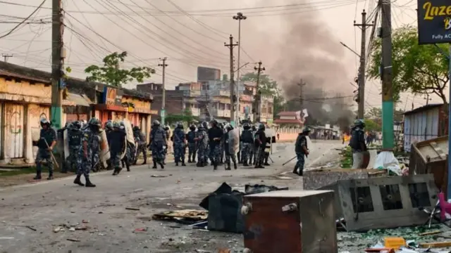 वीरगन्जमा दुई सम्प्रदायबीच भिडन्त भएपछि सुरक्षाका लागि खटेका प्रहरीहरू - फाइल तस्बिर