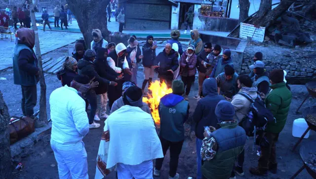 मुस्ताङको मुक्तिनाथमा कुण्ड र १०८ धारामा स्नान गरी मन्दिरमा पूजा तथा दर्शन गरेपछि मन्दिर परिसरमा आगो ताप्दै भक्तजनहरू