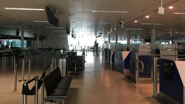 가장 붐빌 때는 한해 9백만 명의 승객들이 제1터미널을 거쳤다